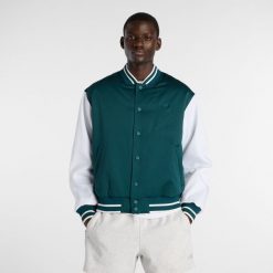 Kurtka męska New Balance MJ6102R7AAV – zielona. Zielone kurtki męskie New Balance, m, z aplikacjami, z materiału, klasyczne, bez kaptura. Za 629.99 zł.