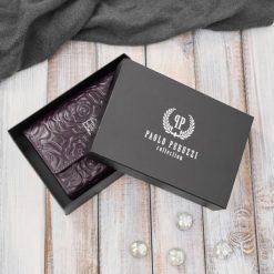 Portfel damski skórzany burgundowy w orientacji poziomej RFID Paolo Peruzzi AL-15-BGD. Czerwone portfele damskie Paolo Peruzzi, z aplikacjami, ze skóry. Za 79.00 zł.