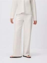 Spodnie z bawełną - kremowy. Białe spodnie materiałowe damskie Reserved, l, bez wzorów, z bawełny. Za 99.99 zł.