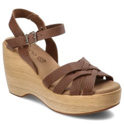 Brązowe Sandały Yokono Eleganckie Obuwie Damskie. Brązowe klapki damskie Yokono, bez wzorów, z materiału, bez obcasa, na koturnie, bez zapięcia. Za 339.00 zł.