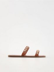 Skórzane klapki z ćwiekami - brązowy. Brązowe klapki damskie Reserved, bez wzorów, ze skóry, bez obcasa. W wyprzedaży za 39.99 zł.