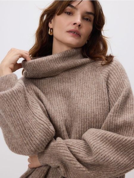 Sweter z wełną - brązowy. Brązowe swetry damskie Reserved, l, bez wzorów, z dzianiny, bez kołnierzyka, bez ramiączek, bez kaptura. W wyprzedaży za 99.99 zł.