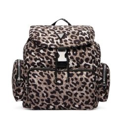 Plecak Guess. Brązowe plecaki damskie Guess, z aplikacjami, sportowe. Za 344.99 zł.