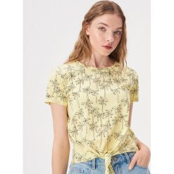 T-shirt z wiązaniem w palmy - Żółty. Żółte t-shirty damskie Sinsay, l, bez wzorów, bez kołnierzyka. W wyprzedaży za 7.99 zł.