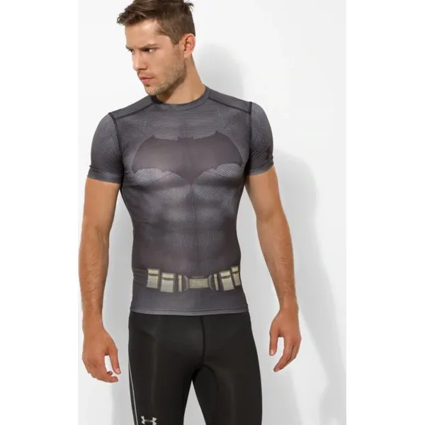 Under Armour Koszulka Ss Batman Compressi , szary, rozmiar M. Szare koszulki sportowe męskie Under Armour, m, bez wzorów, z poliesteru, bez kołnierzyka, bez ramiączek, do biegania. W wyprzedaży za 139.99 zł.