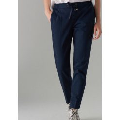 Bawełniane spodnie jogger fit - Niebieski. Niebieskie spodnie materiałowe damskie Mohito, bez wzorów, z bawełny. Za 99.99 zł.
