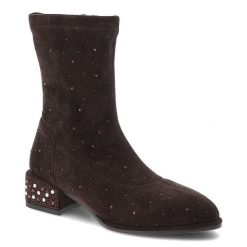Botki damskie D&A by S.Barski o eleganckim fasonie z elastyczną cholewką ozdobnymi kryształkami i niskim stabilnym obcasem bordowe CR62-3356 Purple. Czerwone kozaki damskie S.BARSKI, z jeansu, bez obcasa, na obcasie. Za 299.00 zł.