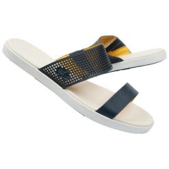 Klapki plażowe Lacoste Natoy 13326. Klapki damskie Lacoste, bez wzorów, ze skóry, eleganckie, bez obcasa. Za 477.90 zł.