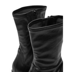 Botki Vagabond Shoemakers. Czarne botki damskie Vagabond Shoemakers, bez obcasa, na koturnie, bez zapięcia. Za 649.99 zł.