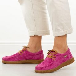 Fuksja skórzane mokasyny damskie Vinceza 95391. Czerwone mokasyny damskie VINCEZA, z jeansu, biznesowe. W wyprzedaży za 215.10 zł.