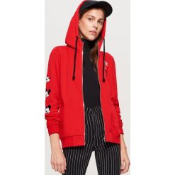 Bluza z kapturem MICKEY MOUSE - Czerwony. Czerwone bluzy damskie Cropp, z motywem z bajki. Za 99.99 zł.