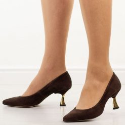 Brązowe zamszowe skórzane Polskie szpilki damskie Prestige 2111. Brązowe szpilki damskie Prestige, bez wzorów, ze skóry, bez obcasa, bez zapięcia. Za 429.00 zł.