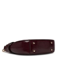 Torebka Guess. Czerwone torebki do ręki damskie Guess, z aplikacjami, klasyczne, bez dodatków. Za 589.99 zł.