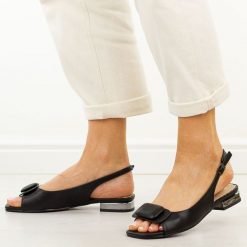 Czarne sandały damskie na obcasie Potocki 43337. Czarne sandały damskie POTOCKI, z aplikacjami, ze skóry, bez obcasa, na obcasie, bez zapięcia. Za 169.00 zł.