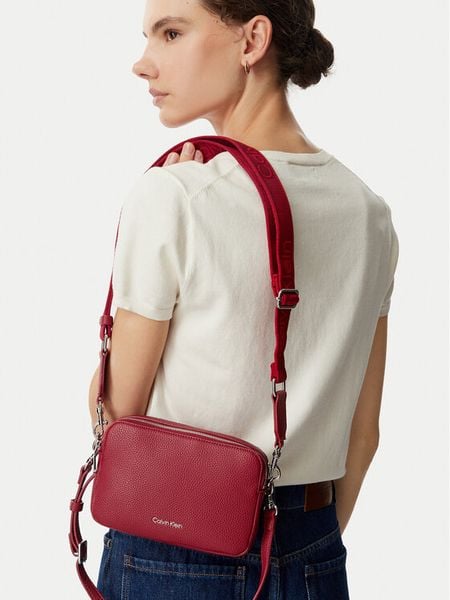 Calvin Klein Torebka Webbing 2X Strap Camera Bag LV04F3656G Czerwony. Czerwone listonoszki damskie Calvin Klein, bez wzorów, bez dodatków. Za 409.99 zł.