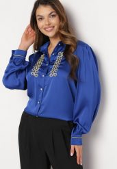 Granatowa Satynowa Koszula z Kołnierzykiem Ozdobiona Cyrkoniami i Perełkami Classa. Niebieskie bluzki damskie Born2be, m, bez wzorów, z jeansu, eleganckie, bez kołnierzyka, bez ramiączek. Za 59.99 zł.