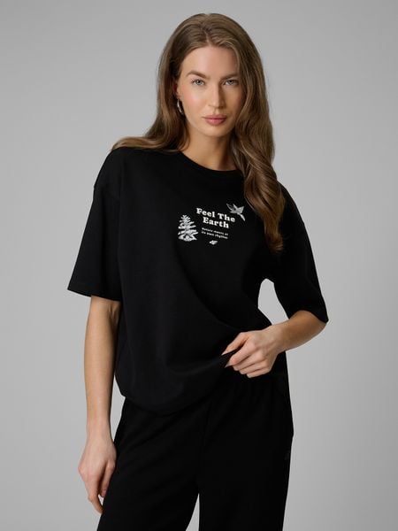 4F T-shirt regular z nadrukiem damski - czarny L. Czarne t-shirty damskie 4f, l, bez wzorów, z dzianiny, klasyczne, bez kołnierzyka. Za 79.99 zł.