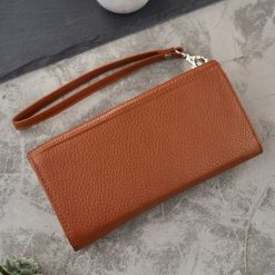 Paolo Peruzzi Portfel damski skórzany duży z miejscem na telefon kopertówka koniakowa damska T-141-CG. Kopertówki damskie Paolo Peruzzi, bez wzorów, bez dodatków. Za 140.16 zł.