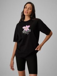 4F T-shirt loose z nadrukiem damski - czarny XS. Czarne t-shirty damskie 4f, xs, bez wzorów, z bawełny, wakacyjne, bez kołnierzyka. Za 79.99 zł.
