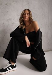 Czarny Komplet Dresowy z Dzianiny z Wiskozą Bluza i Spodnie Wide Leg Nevelida. Czarne bluzy damskie Renee, s, bez wzorów, z dresówki. Za 179.99 zł.