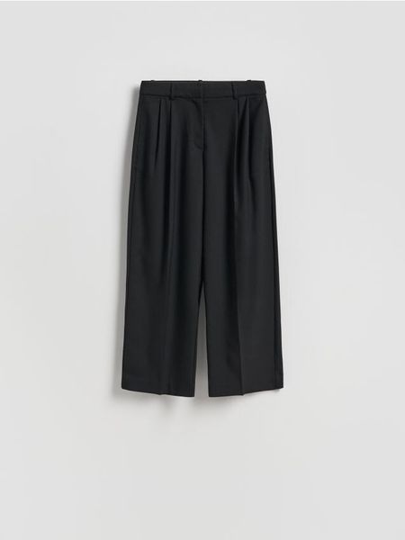 Spodnie carrot fit - czarny. Czarne spodnie materiałowe damskie Reserved, l, bez wzorów, z tkaniny. W wyprzedaży za 79.99 zł.