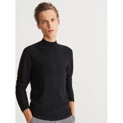 Sweter ze stójką - Czarny. Czarne swetry przez głowę męskie Reserved, ze stójką. Za 139.99 zł.