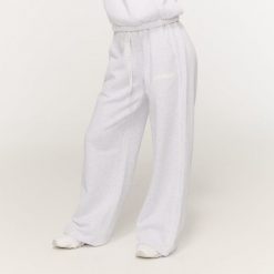 Spodnie damskie fitness oversize szare Varsity. Szare spodnie materiałowe damskie GYMBEAM, m, bez wzorów, z materiału, na fitness i siłownię. Za 139.90 zł.
