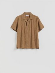 Wzorzysta koszula regular fit - brązowy. Brązowe koszule męskie Reserved, l, bez wzorów, z bawełny, bez kołnierzyka, bez ramiączek. Za 119.99 zł.