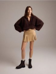 Skórzane botki ze sznurowaniem - brązowy. Brązowe botki damskie Reserved, ze skóry, przed kolano, bez obcasa, na płaskiej podeszwie, bez zapięcia. W wyprzedaży za 139.99 zł.