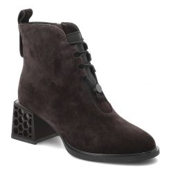 Botki damskie D&A o eleganckim fasonie z ozdobnym wiązaniem i efektownym geometrycznym obcasem ciemnobrązowe, CR62-3182 Chocolate. Brązowe kozaki damskie S.BARSKI, z jeansu, bez obcasa, na obcasie. Za 469.00 zł.