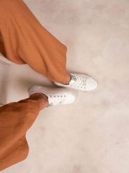Buty sportowe damskie TBS Friddah. Białe obuwie sportowe damskie TBS, bez wzorów, z materiału, tenisowe. Za 306.70 zł.