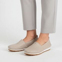 Półbuty damskie S.Barski, cholewka ze skóry naturalnej gładkiej wsuwany fason elastyczne wstawki po bokach widoczne przeszycia wokół noska lekka pode. Brązowe półbuty damskie S.BARSKI, bez wzorów, ze skóry, bez obcasa, na płaskiej podeszwie, bez zapięcia. Za 169.00 zł.