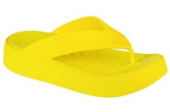 Japonki damskie Crocs C4618. Żółte klapki damskie Crocs, bez wzorów, z materiału, bez obcasa. Za 139.99 zł.