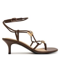 Sandały Guess. Brązowe sandały damskie Guess, z aplikacjami, bez obcasa, na szpilce, bez zapięcia. Za 494.99 zł.