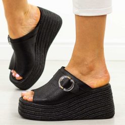 Czarne skórzane klapki damskie na platformie T.Sokolski 253. Czarne klapki damskie Sokolski, bez wzorów, z jeansu, biznesowe, bez obcasa, na platformie. W wyprzedaży za 215.10 zł.