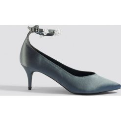 NA-KD Shoes Czółenka z paskiem z perłami - Grey. Szare czółenka damskie NA-KD Shoes, w paski, z satyny. Za 121.95 zł.