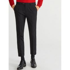 Spodnie garniturowe SUPER SLIM FIT - Czarny. Eleganckie spodnie męskie marki Giacomo Conti. W wyprzedaży za 89.99 zł.