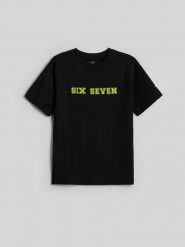 4F T-shirt relaxed z nadrukiem chłopięcy - czarny 158 (12-13 lat). Czarne t-shirty dla chłopców 4f, bez wzorów, z dzianiny, bez ramiączek. Za 49.99 zł.