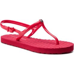Sandały TOMMY HILFIGER - Flat Strappy Beach Sandal FW0FW03923 Tango Red 611. Czerwone klapki damskie Tommy Hilfiger, z aplikacjami, z materiału, bez obcasa. W wyprzedaży za 139.00 zł.