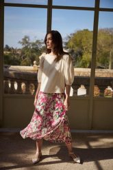 Wzorzysta spódnica midi beżowa. Brązowe spódnice damskie MOODO, l, bez wzorów, z poliesteru, midi. Za 129.99 zł.