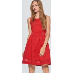 Elegancka sukienka z transparentnymi wstawkami - Czerwony. Sukienki damskie marki Cropp. W wyprzedaży za 49.99 zł.