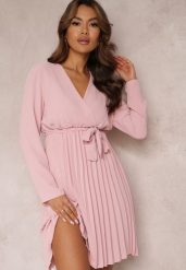 Ciemnoróżowa Sukienka Plisowana z Materiałowym Paskiem Jaresa. Czerwone sukienki damskie Renee, na imprezę, m, bez wzorów, z materiału, eleganckie, bez kołnierzyka, bez ramiączek, mini. Za 74.99 zł.