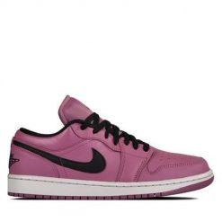Buty do chodzenia damskie Nike Air Jordan 1 Retro Low. Czerwone obuwie sportowe damskie Nike, bez wzorów, z materiału, trekkingowe, Nike Air Jordan. Za 731.00 zł.