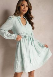 Jasnoniebieska Rozkloszowana Sukienka z Koronkowymi Wstawkami i Wiązaniem w Talii Padria. Niebieskie sukienki damskie Renee, na co dzień, l, bez wzorów, z koronki, eleganckie, bez kołnierzyka, bez ramiączek, mini, kopertowe. Za 119.99 zł.
