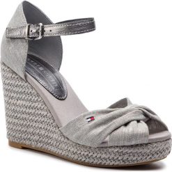 Espadryle TOMMY HILFIGER - Iconic Elena Metallic Canvas FW0FW04080 Light Grey 018. Szare klapki damskie Tommy Hilfiger, bez wzorów, z materiału, bez obcasa, na obcasie. W wyprzedaży za 319.00 zł.