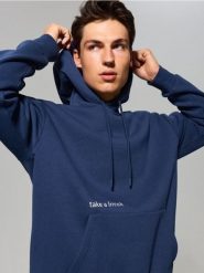 Bluza hoodie z napisem i domieszką bawełny - szary. Szare bluzy sportowe męskie Sinsay, l, bez wzorów, z bawełny, bez kaptura. Za 49.99 zł.