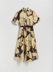 Wzorzysta sukienka midi z paskiem - wielobarwny. Sukienki damskie Reserved, l, bez wzorów, z bawełny, bez kołnierzyka, bez ramiączek, midi, rozkloszowane. Za 199.99 zł.