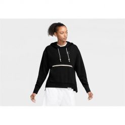 Bluza sportowa męska Nike Standard Issue. Czarne bluzy męskie Nike, l, bez wzorów, z kapturem. Za 389.00 zł.