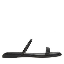 Klapki Calvin Klein. Czarne klapki damskie Calvin Klein, bez wzorów, bez obcasa. Za 309.99 zł.