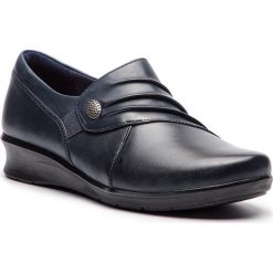 Półbuty CLARKS - Hope Roxanne 261372035 Navy. Niebieskie półbuty damskie Clarks, z materiału. W wyprzedaży za 229.00 zł.